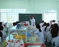 Hình ảnh về Sinh viên Dược đang thực hành trong phòng thí nghiệm