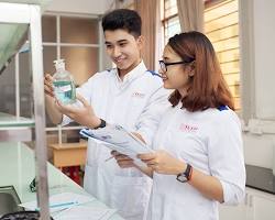 Hình ảnh về Giảng viên Dược sĩ đang hướng dẫn sinh viên thực hành trong phòng thí nghiệm