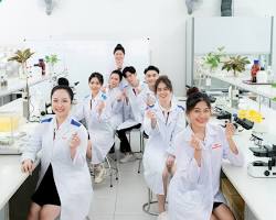 Hình ảnh về Dược sĩ đang làm việc trong phòng thí nghiệm hiện đại