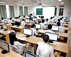 Hình ảnh về Sinh viên Dược sĩ thảo luận nhóm trong buổi học tập trung tại lớp học