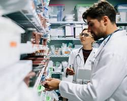 Hình ảnh về Pharmacist working in lab